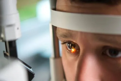 ¿Qué especialista trata el estrabismo?